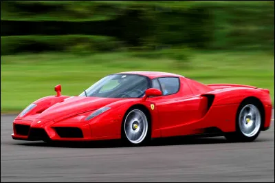 Avec sa Ferrari Enzo sortie en 2002, Maranello créée l'un des premiers grands évènements automobiles du millénaire avec son esthétique inspirée d'une monoplace de Formule 1. Une fois de plus, je compte sur vous pour repérer l'affirmation fausse ci-dessous.