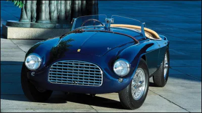 A la fois première voiture Ferrari homologuée pour la route et première Ferrari à avoir remporté les 24 Heures du Mans, cette barquette à la ligne moderne est le modèle qui a véritablement imposé Ferrari comme un grand constructeur et une machine à gagner. Comment s'appelle cette voiture historique ?