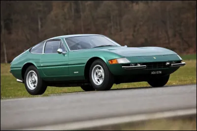 En 1966, Lamborghini a frappé un grand coup avec sa Miura, première supercar moderne à moteur central arrière. En 1968, c'est par son conservatisme que Ferrari va déjouer les attentes en opposant à la Miura une voiture où "les chevaux restent devant la carriole". Comment s'appelle ce modèle emblématique ?