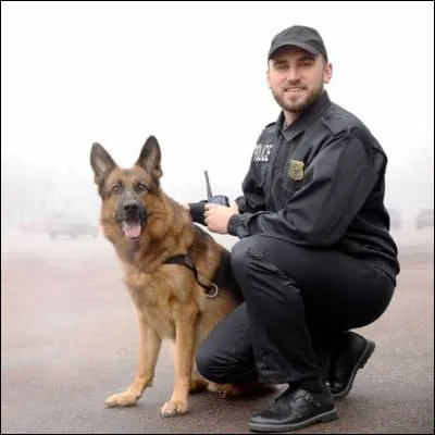 Quel chien de bandes dessinées a pour maître un représentant de lordre nommé Pavlov ?