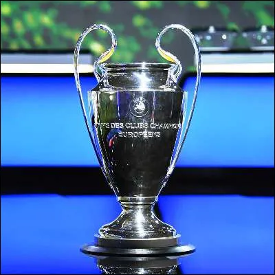 Quel entraîneur de football est le seul à avoir remporté quatre Ligues des Champions ?