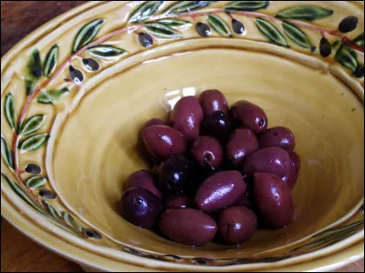 Quelle est cette olive grecque de couleur violacée, réputée pour son excellence gustative ?
