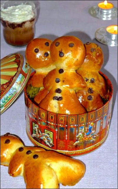 Quelle est cette petite brioche alsacienne donnée souvent à la Saint Nicolas ?