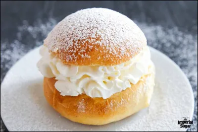 Quelle est cette brioche scandinave fourrée à la pâte d'amande et à la crème ?