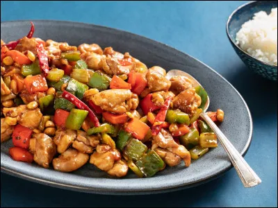 Quelle est cette recette du Sichuan composée de poulet et légumes enrobés d'une sauce à la fois sucrée et relevée ?