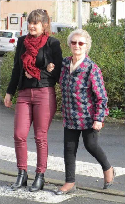 Situation 1 : une vieille dame traverse la rue au rouge, que fais-tu ?