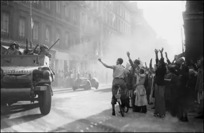 Quelle ville française est libérée le 25 août 1944 ?