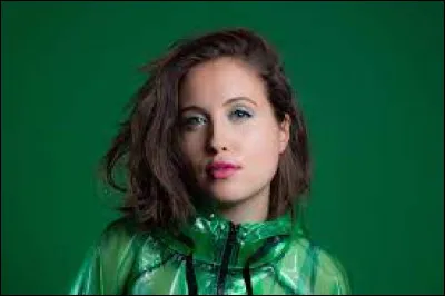 Quelle chanteuse interprète "No Roots" en 2016 ?