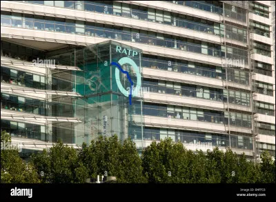 Trouvez l'intrus (tout).
Il n'y a pas d'indice !