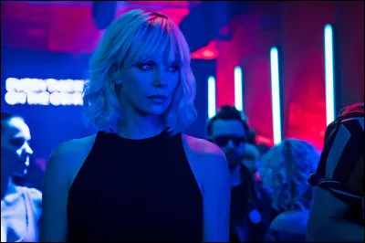 Quel est ce film où Charlize Theron est une espionne très compétente ?