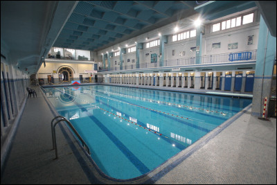 Quel sport pratiquent les jeunes adolescents qui s'acharnent contre Pugsley ?