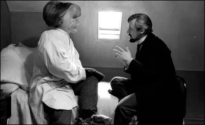 Les personnages de l'un de ces films sont un chirurgien et un homme défiguré qui doivent faire face aux moqueries. Quel est ce film ?