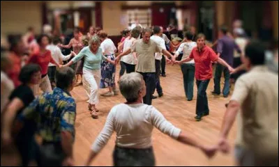 Quelle est cette danse ancienne le plus souvent chantée où les danseurs forment une ronde et un pas qui va de gauche à droite ?