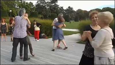 Comment se nomme cette danse en couple d'origine polonaise qui alterne les pas pivotés et les pas de côté ?