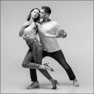 Quelle est cette danse cubaine où l'on ondule des hanches ?