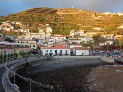 Quelle est cette ville, la troisième de l'île en population, ancien village de pêcheurs de la côte sud, à une quinzaine de kilomètres à l'ouest de Funchal, qui est aussi le principal lieu de production du vin de Madère et l'un des endroits les plus touristiques, pittoresques et romantiques de l'île ?