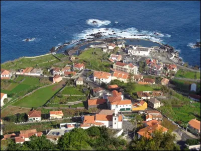 Quelle curiosité naturelle fait la renommée du village de Porto Moniz, dans le nord-ouest de Madère ?