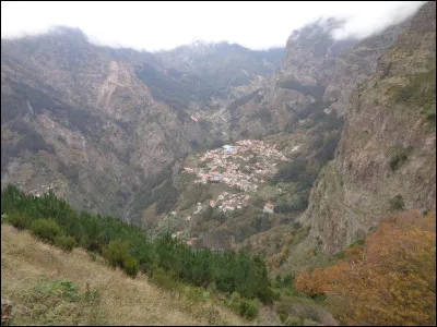 Autre village très spectaculaire, situé en plein centre de l'île au cur d'un impressionnant cirque, voici Curral das Freiras. Comme son nom l'indique, qui est à l'origine de la création et du peuplement de ce village ?