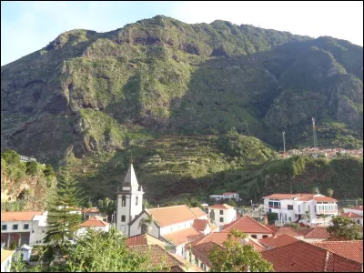L'archipel de Madère fait lui-même partie d'un autre archipel plus vaste incluant également les Açores, les Canaries et le Cap-Vert. Quel nom porte cet archipel ?