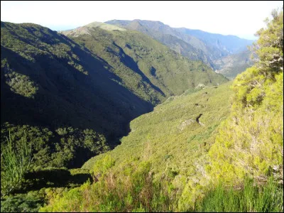 Quelle personnalité, originaire d'un quartier populaire sur les hauteurs de Funchal, donne désormais son nom à l'aéroport international de Madère ?