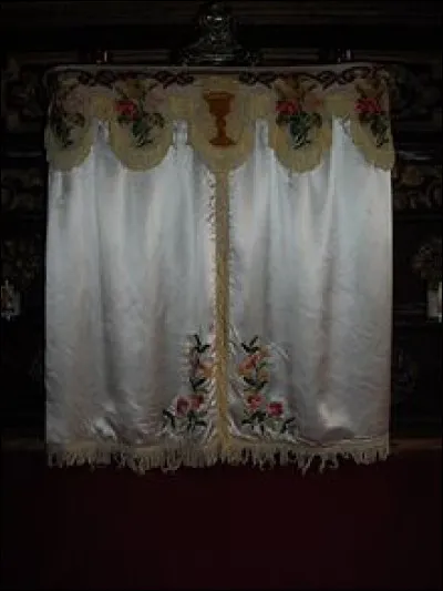 Comment s'appelle le voile recouvrant le tabernacle où se trouve les hosties consacrées ?