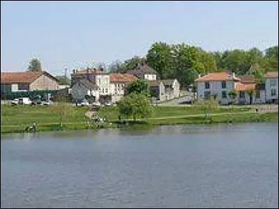 Village néo-aquitain, dans l'arrondissement de Confolens, Montrollet se situe dans le département ...
