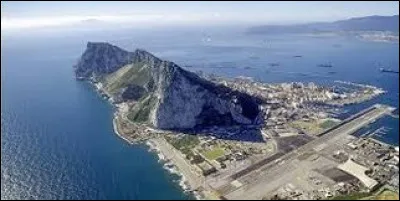 Avec quel pays l'Espagne a-t-elle une frontière commune au sud du territoire avec ce rocher ?