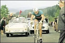 Eddy merckx compte le plus de victoires dans l'histoire du cyclisme, combien a t-il remport de courses?