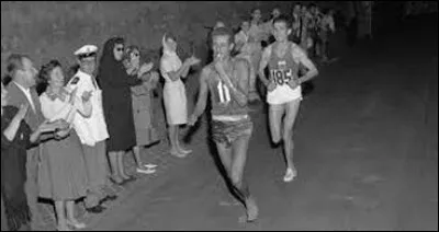 Qui est ce marathonien enlevant la victoire en 1960 à Rome en courant pieds nus ?