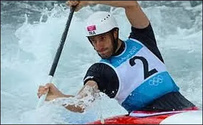 Qui est ce champion tricolore de canoë qui est monté trois fois sur le podium olympique ?