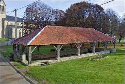 Nous terminons notre balade dans le Grand-Est, devant ce lavoir, à Vicq. Village de l'arrondissement de Langres, il se situe dans le département ...