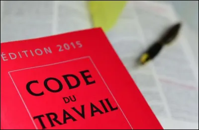 Quel article dispose que "l'exercice du droit de grève ne peut justifier la rupture du contrat de travail, sauf faute lourde imputable au salarié" ?
