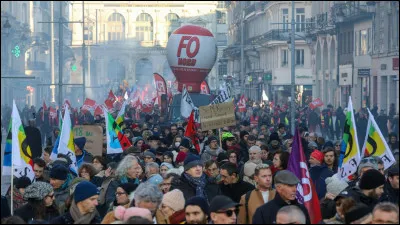 En mai et juin 2003, d'importantes grèves touchent toute la fonction publique, avec une grande manifestation de 600 000 personnes à Paris le 25 mai : quelle en est la raison ?