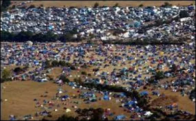 De 8 au 10 août, un rassemblement altermondialiste à l'initiative de la Confédération Paysanne, de José Bové et organisé par l'association "Construire un Monde Solidaire", réunit 200 à 300 000 personnes : où se tient -il ?