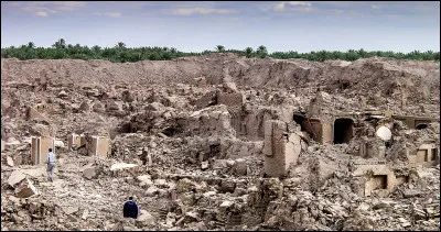 Le 26 décembre, un séisme meurtrier a dévasté la ville de Bam et sa région : quel pays est ainsi frappé ?