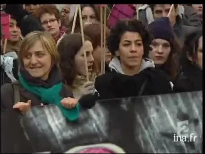 Une "marche des femmes des quartiers contre les ghettos et pour légalité" traverse la France en février 2003 pour aboutir à Paris, dans une manifestation nationale le 8 mars 2003 : quel mouvement est à l'initiative de cette marche ?