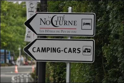 Un parking est réservé pour les camping-cars. 
Ce service est :