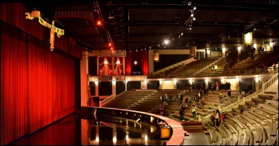 En quelle année fut créé le "Grand Carrousel" où se joue le Spectacle "Mousquetaires de Richelieu" ?