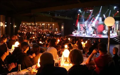 Le Café de la Madelon est un restaurant animé, à quoi assistons-nous en direct ?