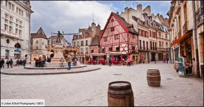 Le nom de cette ville est...