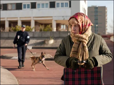 Dans cette comédie, Paulette, la grand-mère de Léo, incarnée par Bernadette Lafont, se lance dans un trafic de Haschich pour palier les maigres revenus de sa retraite. Quels qualificatifs peuvent la décrire ?