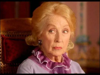 Dans quel film Danielle Darrieux joue-t-elle le rôle de Mamy, une mégère capricieuse et irascible, aux côtés, entre autres, de Catherine Deneuve, Isabelle Huppert, Fanny Ardant... ?