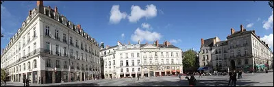 Ville : Comment s'appelle ce quartier historique de Nantes qui comprend des bâtiments médiévaux et des appartements de style haussmannien ?