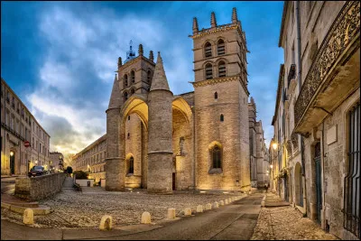 Lieu d'exception : Quel est le style architectural de la cathédrale Saint-Pierre de Montpellier ?