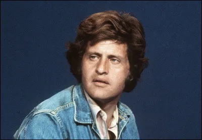 Dans les yeux de quelle femme Joe Dassin nous invite-t-il dans une de ses chansons ?