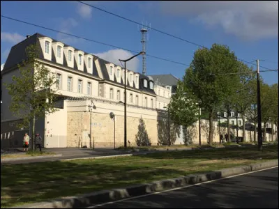 Quel service public siège dans le bâtiment surnommé la "Piscine" ?