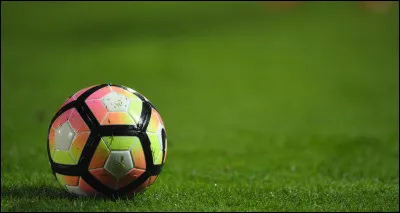 Quel joueur de football a annoncé sa retraite internationale à seulement 29 ans ?