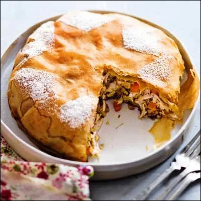 Quel plat maghr&eacute;bin est un feuillet&eacute; &agrave; base de volaille, de coriandre, de sucre et de cannelle ?
