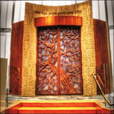 Dans quel lieu de culte trouve-t-on une arche sainte ?