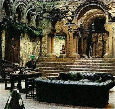 Par quel proc&eacute;d&eacute; entre-t-on dans la salle commune de Serpentard ?